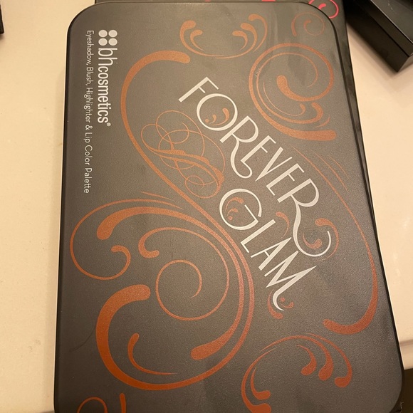 Set eyeshadows, blush and lipstick - Picture 2 of 3